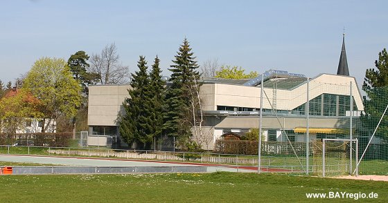 Das Weilheimer Hallenbad vom Sportplatz aus gesehen