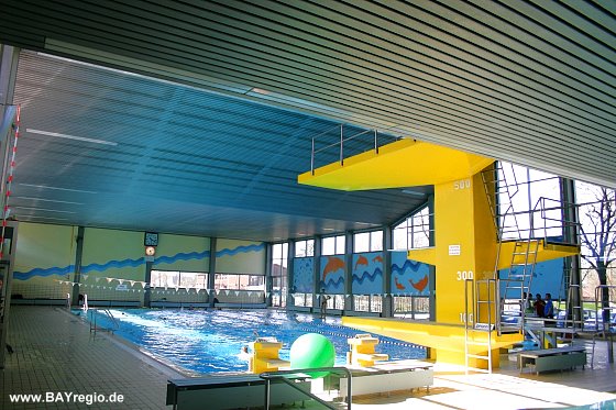 Das Schwimmerbecken und der Sprungturm im Hallenbad Weilheim