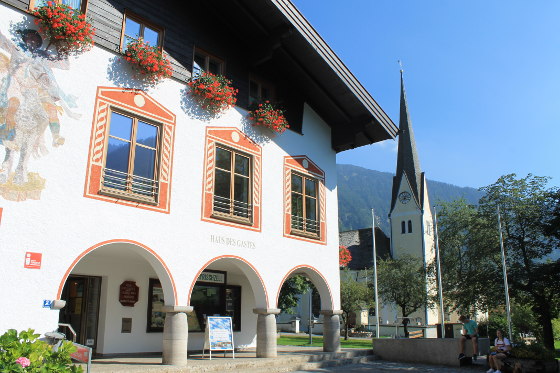 Tourismusbüro und Kirche in Bayrischzell