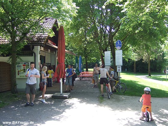 Kiosk mit kleinem Biergarten am Echinger See