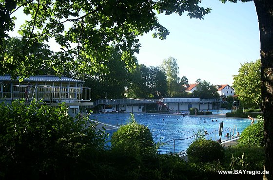 Blick in entgegengesetzter Richtung, links ist das Geländer des 3-Meter-Sprungturms zu sehen