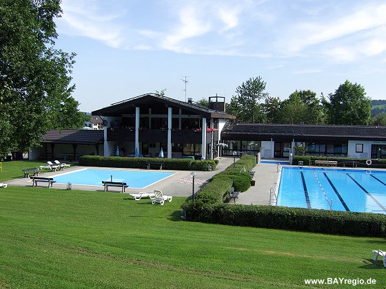 Blick über das Freibad Ohlstadt