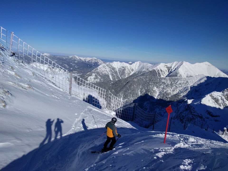 Herrlicher Pulverschnee entlang dem Metallzaun.