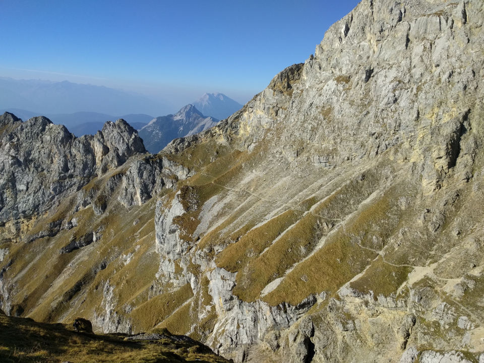 Im ersten Teil des Klettersteigs geht es entlang der Hänge