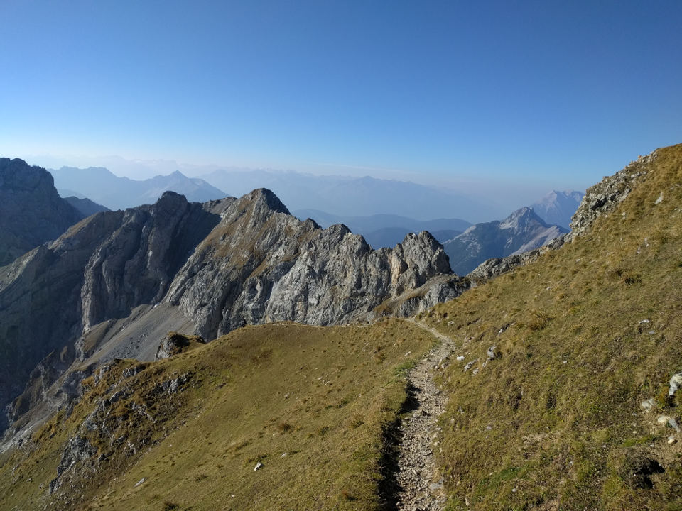 Blick entlang des Grats der nördlichen Karwendelkette.