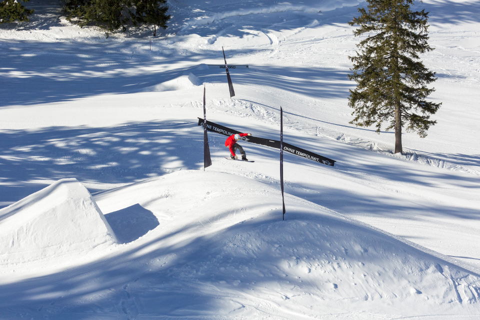 Funpark mit Sprungschanzen, Rails, etc. für Snowboarder und Skifahrer