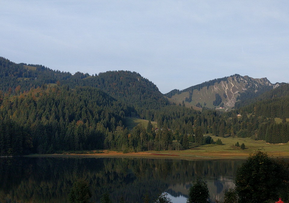 Blick über den still liegenden Spitzingsee