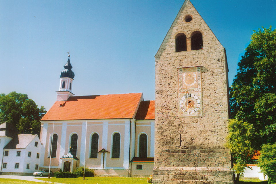 Pfarrkirche St.Johannes mit dem Turm der alten Abteikirche in Wessobrunn